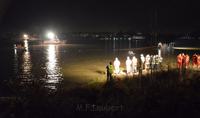 Einsatz BF Koeln PKW im Rhein Mondorf Hersel P121.JPG